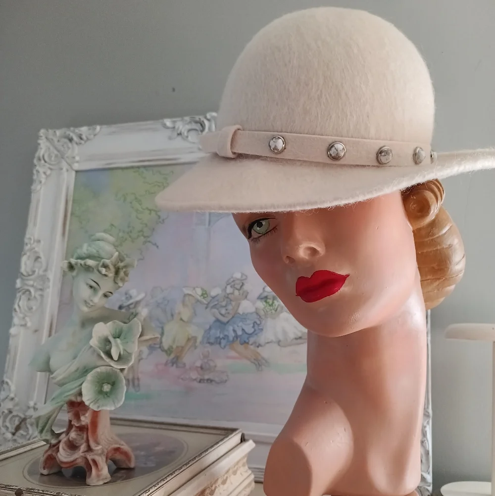 LOVELY VTG MCM IVORY WOOL CLOCHE HAT WITH EMBELLISHMENTS! - Picture 5 of 12